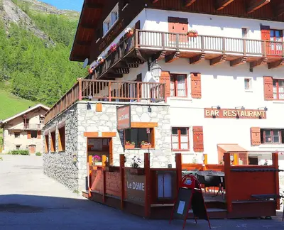 Vue générale sur la montagne ou vue sur la montagne depuis l'hôtel