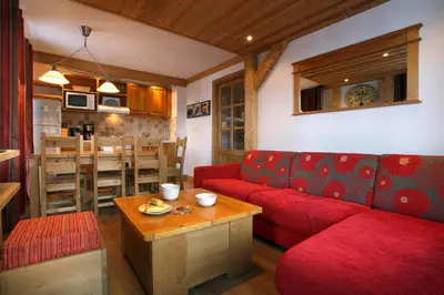 Coin salon dans l'établissement Chalet des Neiges : La Cime Des Arcs