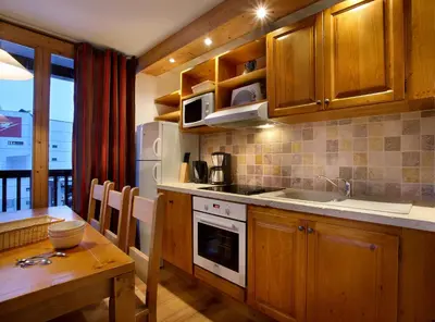 Cuisine ou kitchenette dans l'établissement Chalet des Neiges : La Cime Des Arcs