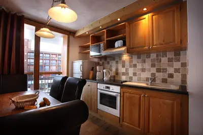 Cuisine ou kitchenette dans l'établissement Chalet des Neiges : La Cime Des Arcs