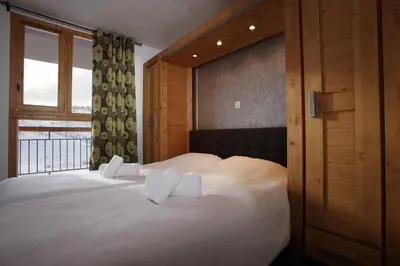 Un ou plusieurs lits dans un hébergement de l'établissement Chalet des Neiges : La Cime Des Arcs