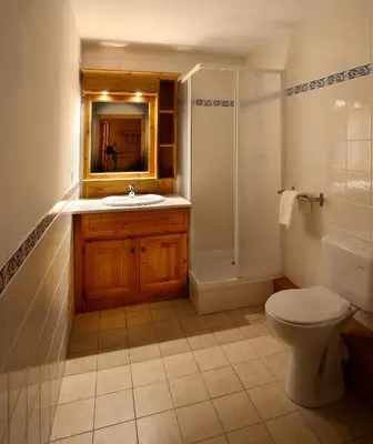Salle de bains dans l'établissement Résidence Les Arolles by Les Etincelles