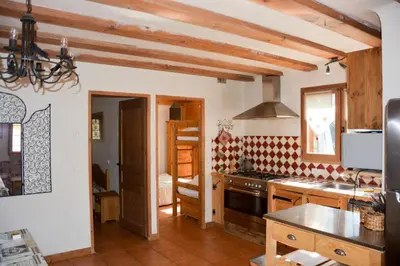 Cuisine ou kitchenette dans l'établissement Chalet des Trappeurs Coeur Vanoise 15 persons