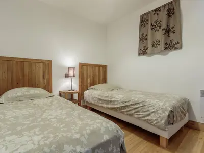 Un ou plusieurs lits dans un hébergement de l'établissement Appartement ski aux pieds, 2 chambres, parking couvert inclus - FR-1-352-4