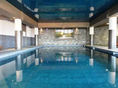 Piscine de l'établissement Appartement ski aux pieds, 2 chambres, parking couvert inclus - FR-1-352-4 ou située à proximité