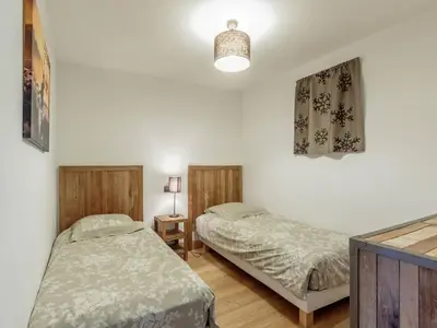 Un ou plusieurs lits dans un hébergement de l'établissement Appartement ski aux pieds, 2 chambres, parking couvert inclus - FR-1-352-4