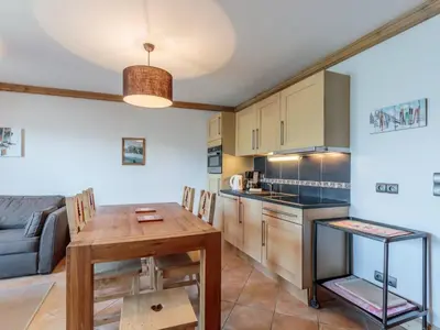 Cuisine ou kitchenette dans l'établissement Appartement ski aux pieds, 2 chambres, parking couvert inclus - FR-1-352-4