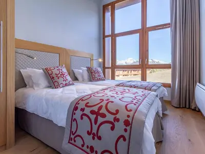 Un ou plusieurs lits dans un hébergement de l'établissement Superbe apt 4 pièces avec piscine, spa, salle de fitness, parking et WIFI inclus aux Arcs 1800 - FR-1-352-45