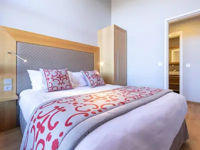 Un ou plusieurs lits dans un hébergement de l'établissement Superbe apt 4 pièces avec piscine, spa, salle de fitness, parking et WIFI inclus aux Arcs 1800 - FR-1-352-45