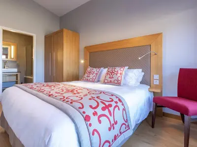 Un ou plusieurs lits dans un hébergement de l'établissement Superbe apt 4 pièces avec piscine, spa, salle de fitness, parking et WIFI inclus aux Arcs 1800 - FR-1-352-45