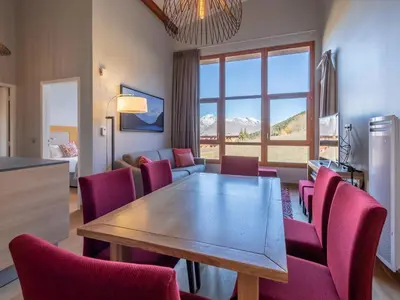 Cuisine ou kitchenette dans l'établissement Superbe apt 4 pièces avec piscine, spa, salle de fitness, parking et WIFI inclus aux Arcs 1800 - FR-1-352-45