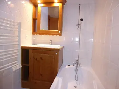 Salle de bains dans l'établissement Agréable T2 Montagne Pralognan 4pers - FR-1-464-4