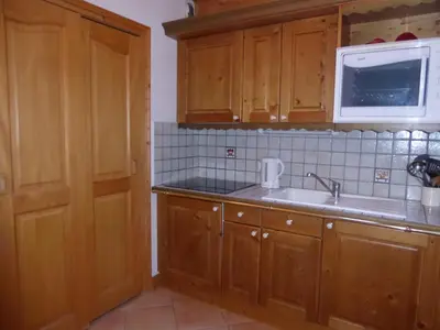 Cuisine ou kitchenette dans l'établissement Agréable T2 Montagne Pralognan 4pers - FR-1-464-4