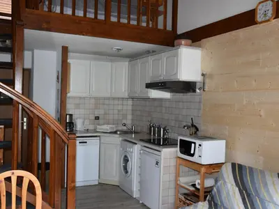 Cuisine ou kitchenette dans l'établissement Charmant appartement 2 pièces avec mezzanine, Pralognan-la-Vanoise - FR-1-464-5