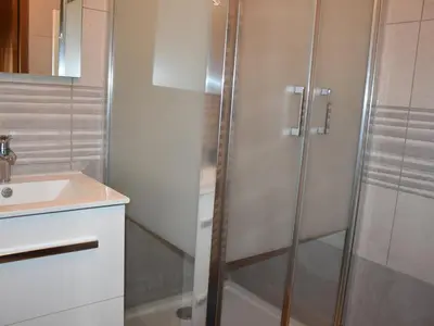 Salle de bains dans l'établissement Charmant appartement 2 pièces avec mezzanine, Pralognan-la-Vanoise - FR-1-464-5