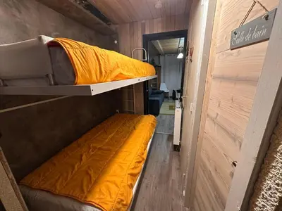 Un ou plusieurs lits dans un hébergement de l'établissement Studio rénové avec grande terrasse ensoleillée - FR-1-464-2