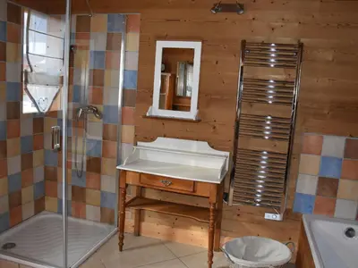 Salle de bains dans l'établissement Chalet haut de gamme pour 10 pers., proche pistes, parking privé - FR-1-464-7