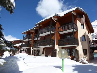L'établissement Charmant 2 pièces, balcon sud, piscine chauffée - FR-1-464-9 en hiver
