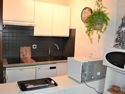 Cuisine ou kitchenette dans l'établissement Charmant 2 pièces, balcon sud, piscine chauffée - FR-1-464-9