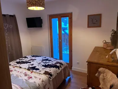 Un ou plusieurs lits dans un hébergement de l'établissement Appartement cosy 3 pièces - 6 personnes, balcon, centre, proche commerces et téléphérique - FR-1-464-12