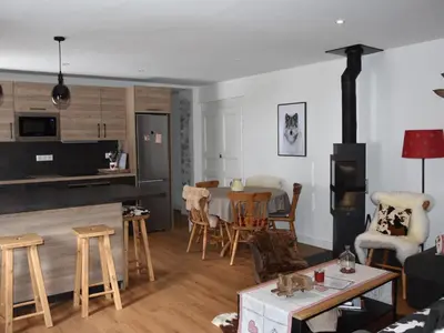 Cuisine ou kitchenette dans l'établissement Appartement cosy 3 pièces - 6 personnes, balcon, centre, proche commerces et téléphérique - FR-1-464-12