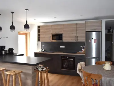 Cuisine ou kitchenette dans l'établissement Appartement cosy 3 pièces - 6 personnes, balcon, centre, proche commerces et téléphérique - FR-1-464-12