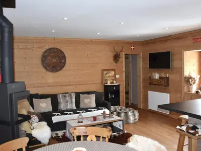 Télévision ou salle de divertissement dans l'établissement Appartement cosy 3 pièces - 6 personnes, balcon, centre, proche commerces et téléphérique - FR-1-464-12