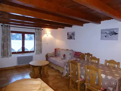 Coin salon dans l'établissement Charmant chalet en pierre pour 6 pers. à Pralognan-la-Vanoise - FR-1-464-16