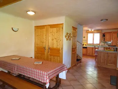 Cuisine ou kitchenette dans l'établissement Triplex confortable 12 pers, terrasse, garage, Champagny-en-Vanoise - FR-1-464-19