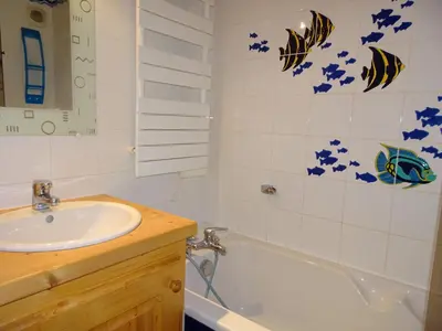 Salle de bains dans l'établissement Triplex confortable 12 pers, terrasse, garage, Champagny-en-Vanoise - FR-1-464-19
