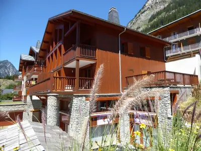 Plan de l'établissement Appartement 3 Pièces Près Téléphérique avec Garage Fermé - FR-1-464-24