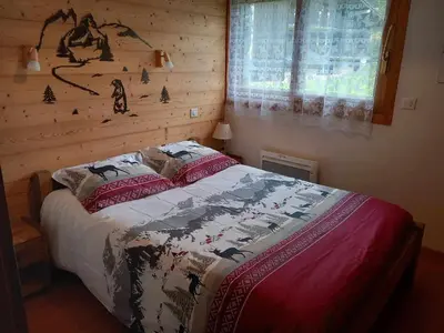 Un ou plusieurs lits dans un hébergement de l'établissement Appartement cosy et lumineux avec jardin, pour 6 personnes - FR-1-464-26