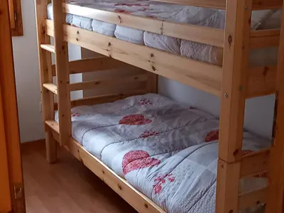 Un ou plusieurs lits dans un hébergement de l'établissement Appartement cosy et lumineux avec jardin, pour 6 personnes - FR-1-464-26