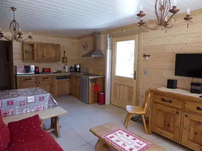 Cuisine ou kitchenette dans l'établissement Chalet avec terrasse et parking privé, proche téléphérique - FR-1-464-29