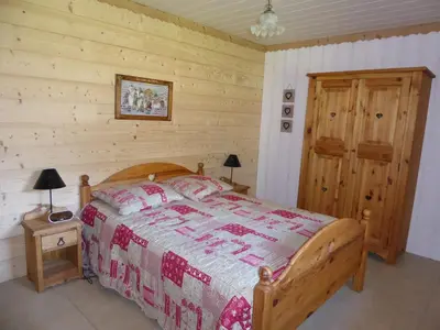 Un ou plusieurs lits dans un hébergement de l'établissement Chalet avec terrasse et parking privé, proche téléphérique - FR-1-464-29