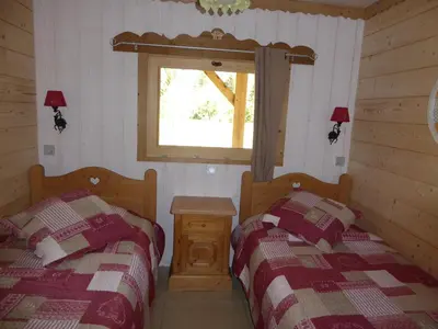 Un ou plusieurs lits dans un hébergement de l'établissement Chalet avec terrasse et parking privé, proche téléphérique - FR-1-464-29