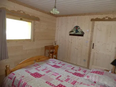 Un ou plusieurs lits dans un hébergement de l'établissement Chalet avec terrasse et parking privé, proche téléphérique - FR-1-464-29