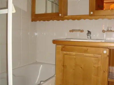 Salle de bains dans l'établissement Grand duplex 6 personnes avec balcon dans les Alpes - FR-1-464-33