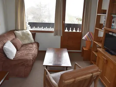 Coin salon dans l'établissement Duplex ensoleillé avec piscine, proche pistes, balcon sud - FR-1-464-34