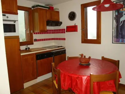 Cuisine ou kitchenette dans l'établissement Duplex ensoleillé avec piscine, proche pistes, balcon sud - FR-1-464-34