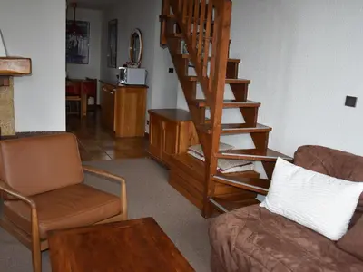 Coin salon dans l'établissement Duplex ensoleillé avec piscine, proche pistes, balcon sud - FR-1-464-34