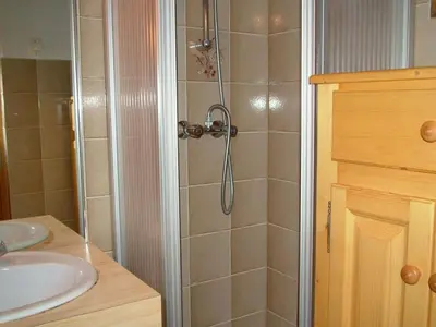 Salle de bains dans l'établissement Studio lumineux près des pistes, calme avec garage fermé - FR-1-464-35