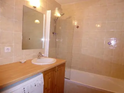 Salle de bains dans l'établissement Duplex 4 pièces, balcon sud, garage, 6 pers - FR-1-464-36