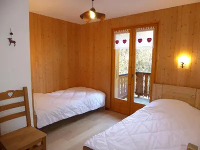 Un ou plusieurs lits dans un hébergement de l'établissement Appartement spacieux avec grande terrasse et parking à Champagny-en-Vanoise - FR-1-464-37