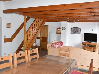 Télévision ou salle de divertissement dans l'établissement Duplex spacieux avec garage proche centre Champagny - FR-1-464-41