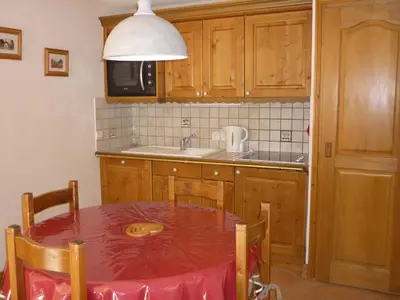 Cuisine ou kitchenette dans l'établissement Appartement familial avec balcon sud et parking dans quartier résidentiel - FR-1-464-46