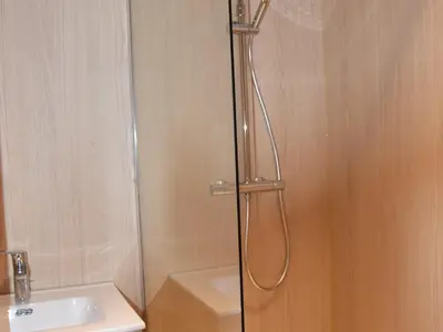 Salle de bains dans l'établissement Appartement ensoleillé pour 7 pers, près du centre - FR-1-464-49