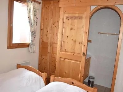 Un ou plusieurs lits dans un hébergement de l'établissement Appartement spacieux, proche télécabine, terrasse, WiFi - FR-1-464-51
