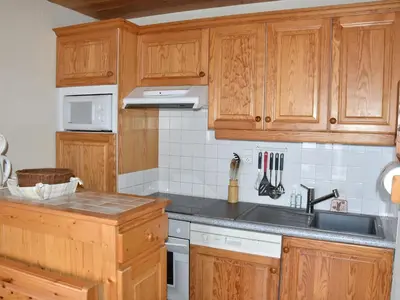 Cuisine ou kitchenette dans l'établissement Appartement spacieux, proche télécabine, terrasse, WiFi - FR-1-464-51