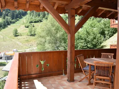 Balcon ou terrasse dans l'établissement Appartement spacieux, proche télécabine, terrasse, WiFi - FR-1-464-51